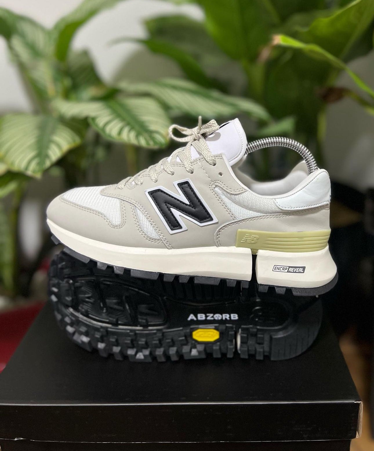 NEW BALANCE 1300 GRIS - NEGRO