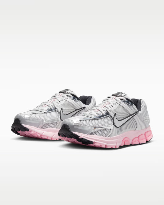NIKE ZOOM VOMERO 5 PLATEADO ROSA