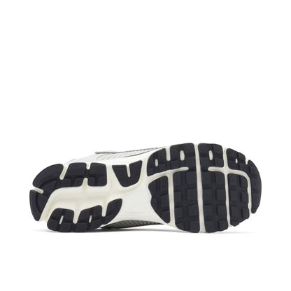 NIKE VOMERO GRIS/PLATA