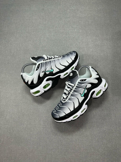 NIKE TN NEGRO - GRIS