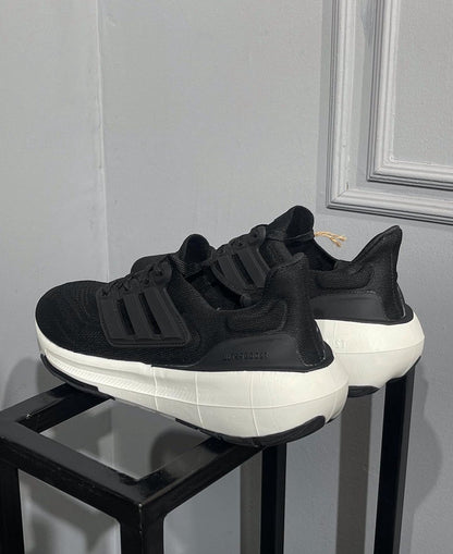 ADIDAS ULTRABOOST LIGHT NEGRO - BLANCO