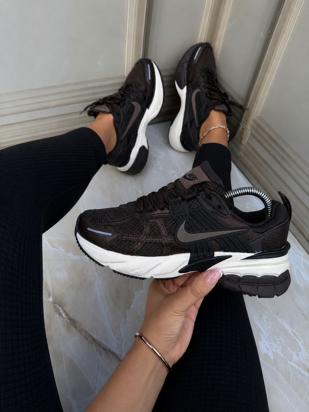 NIKE V2K RUN OSCURO