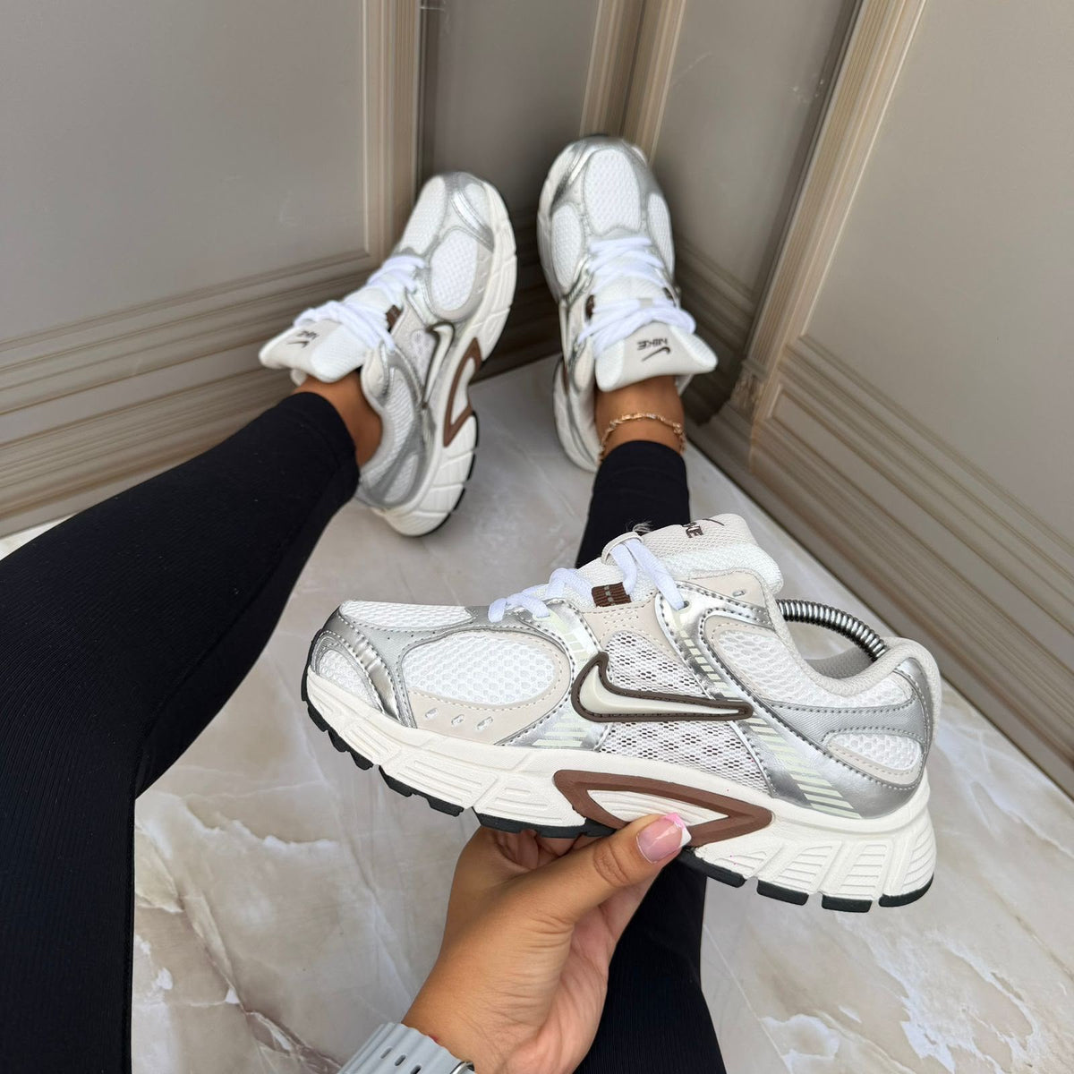 NIKE VOMERO V5