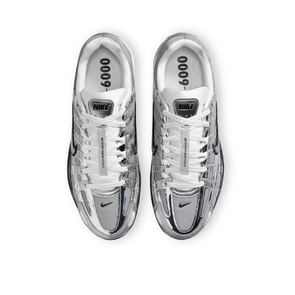 NIKE P6000 PLATEADO