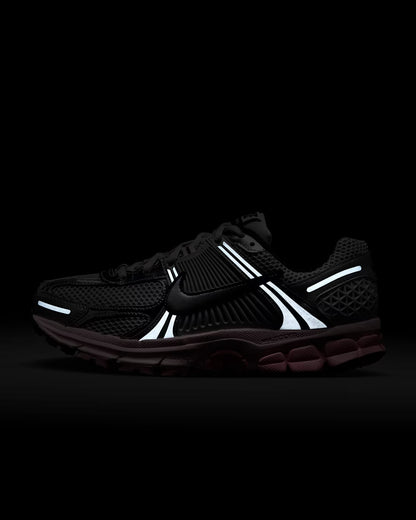 NIKE ZOOM VOMERO 5 PLATEADO ROSA