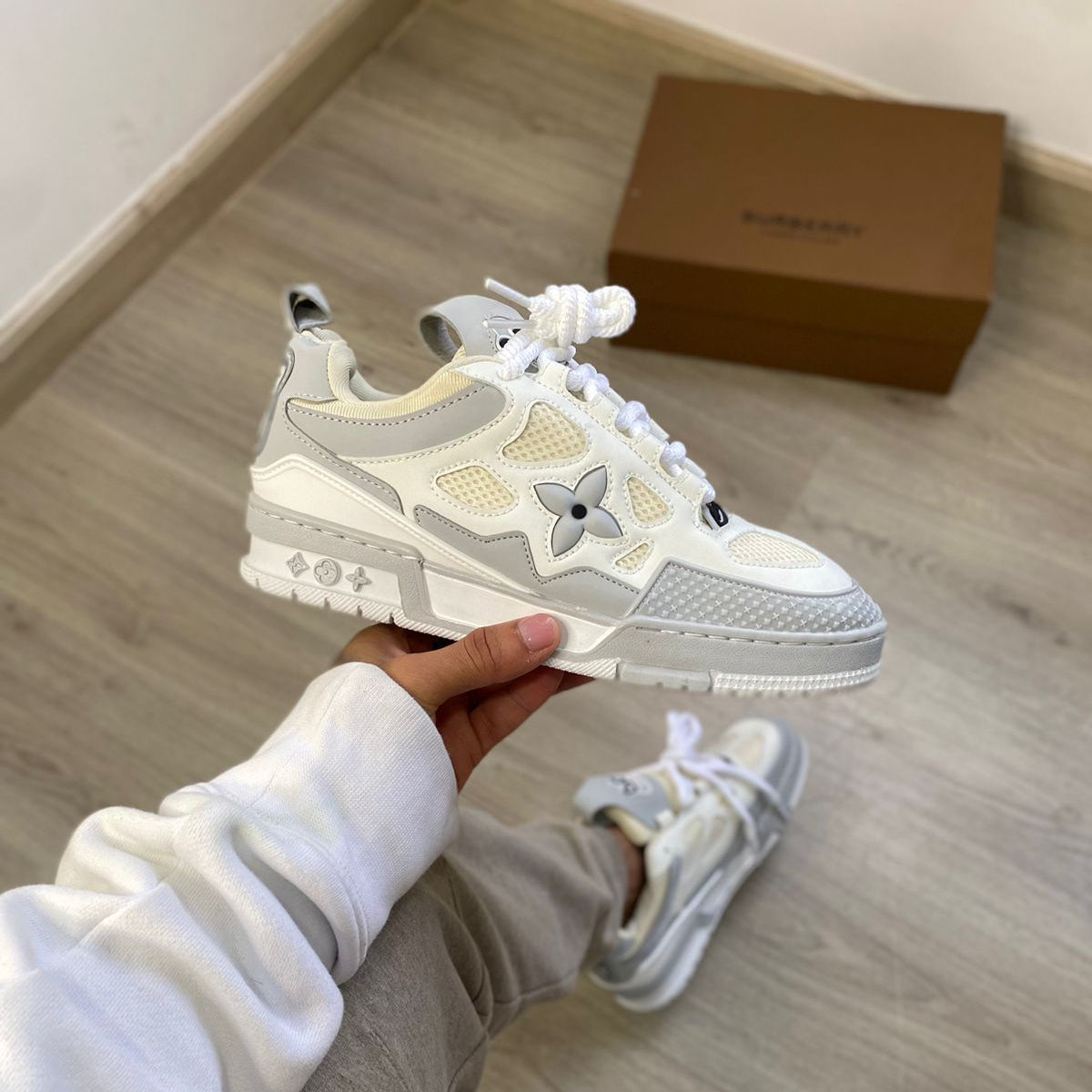 LOUIS VUITTON SKATE GRIS - BLANCO